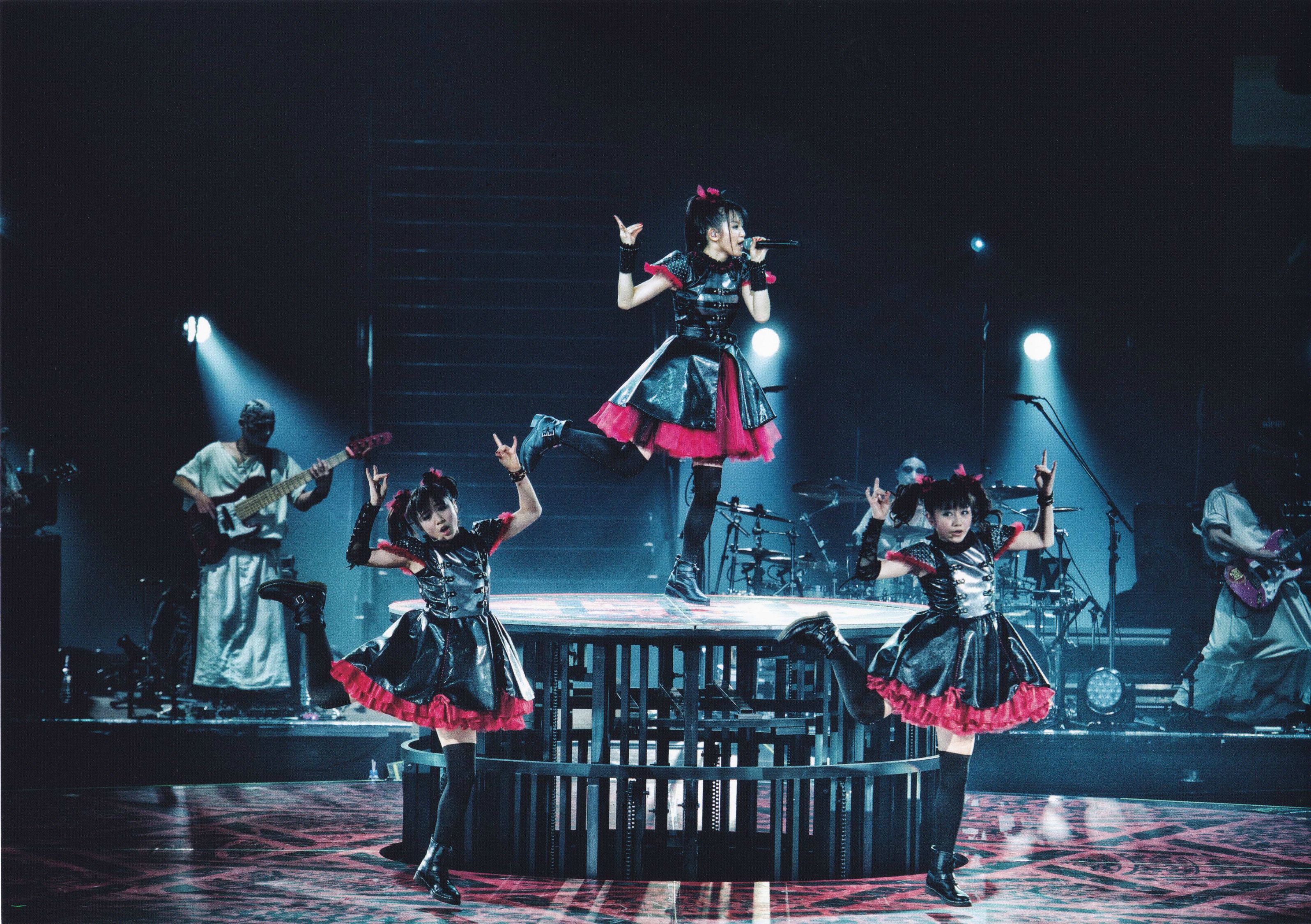 BABYMETAL performing Catch Me If You Can at the 2014 Budokan