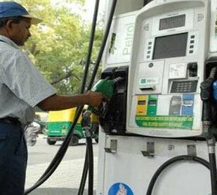 देश में पेट्रोल पंपों पर मशीनों में चिप लगाकर पेट्रोल और डीजल की घटतौली के मामले को मोदी सरकार ने सख्त कदम उठाए हैं