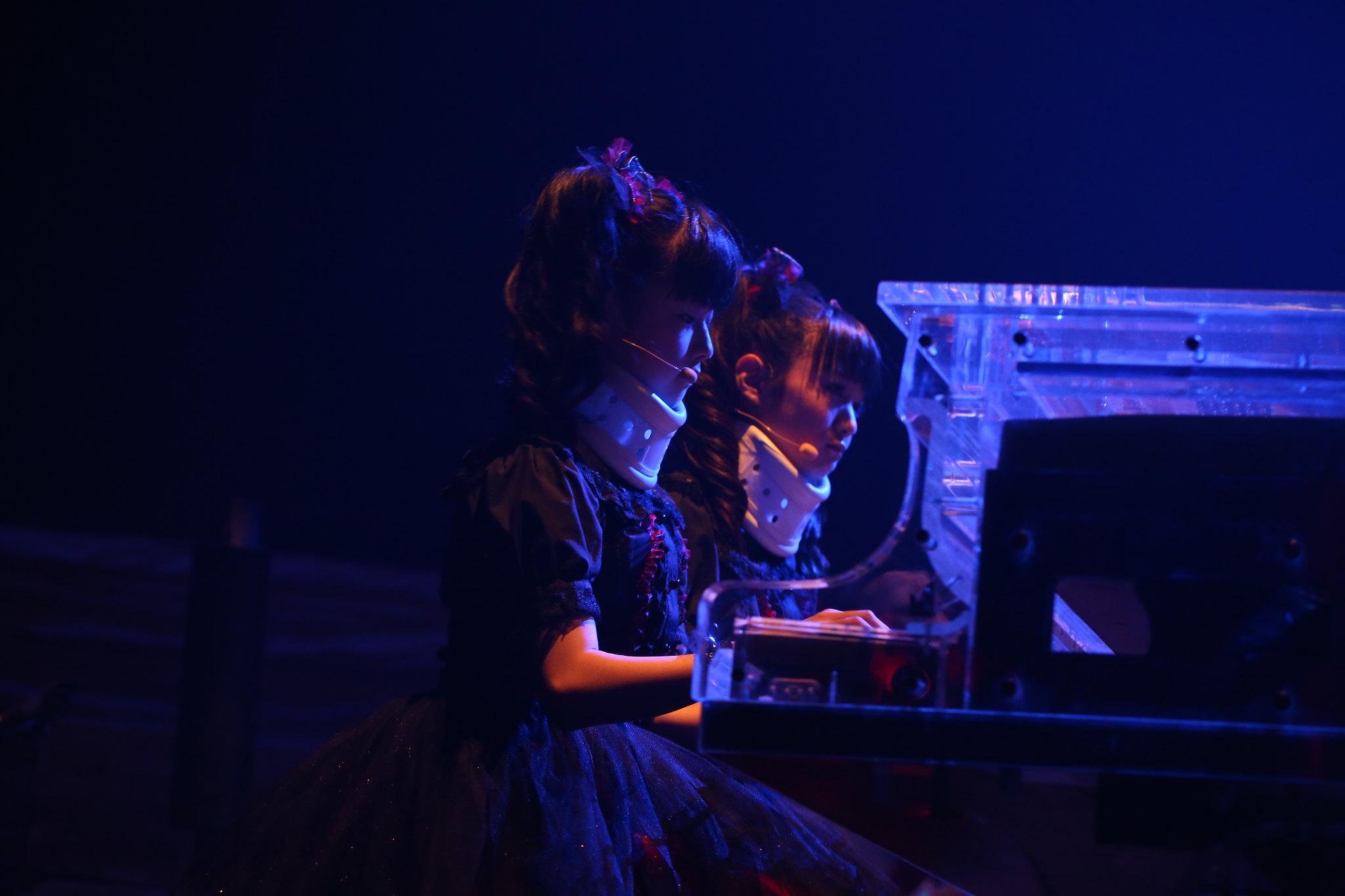 YUIMETAL and MOAMETAL playing a crystal piano in homage to Yoshiki