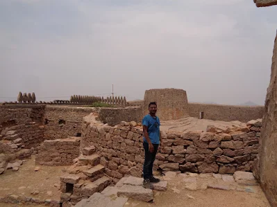 Hiker amidst the grinding boa's belly, the core of the madakasira trek