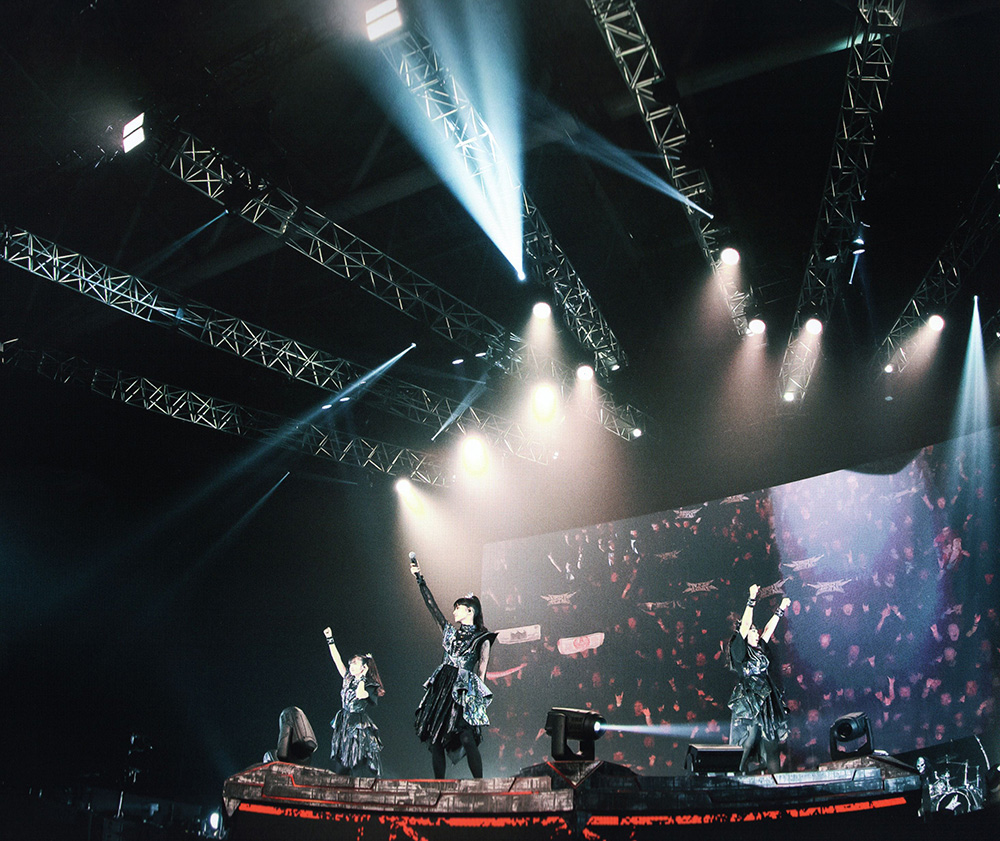 BABYMETAL saluting the crowd