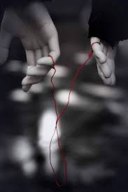 C'è un filo rosso che unisce... - Un bacio e una rosa per te | Facebook