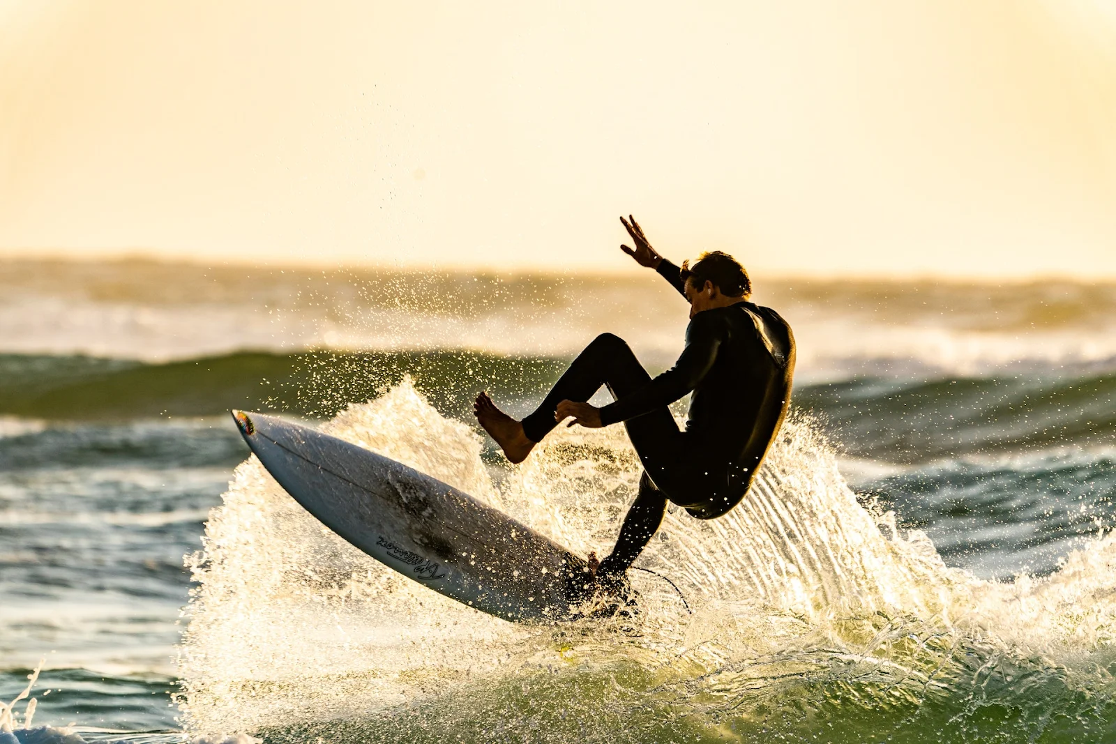 Conoce la élite del surfing con los campeonatos más importantes del mundo