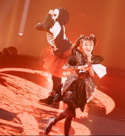 MOAMETAL and Baby Foxes performing Onedari Daisakusen at 2021 Budokan