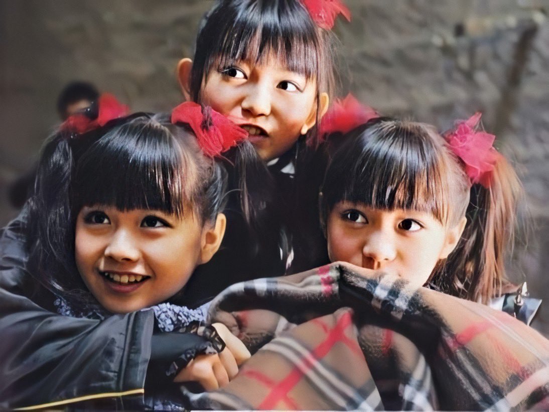 BABYMETAL sharing a blanket at the shooting of the Ijime Dame Zettai music video