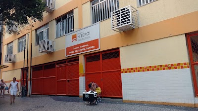 MERENDA DE CRIANÇAS EM UMA ESCOLA MUNICIPAL DE NITERÓI NO BAIRRO DE ICARAÍ É LEITE PURO E BISCOITOS