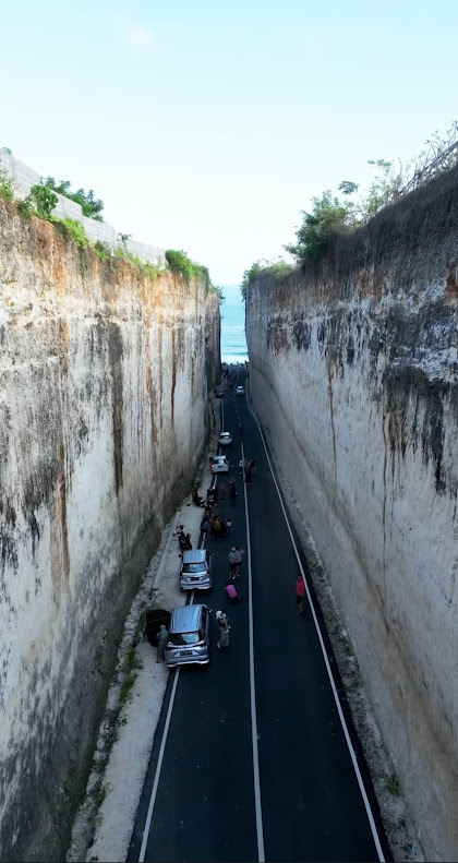 Carretera excavada para llegar a la playa Pandawa beach road Bali Road dug up to reach Pandawa beach road Bali