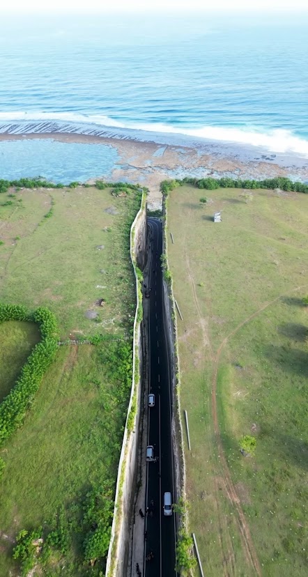 Carretera excavada para llegar a la playa Pandawa beach road Bali Road dug up to reach Pandawa beach road Bali