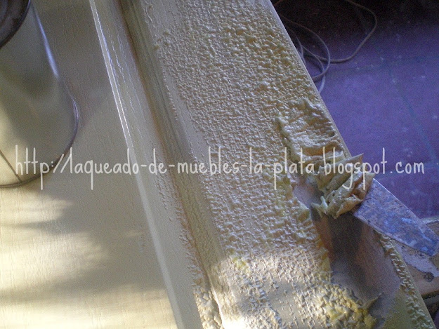 quitar pintura de muebles usando removedor para autos