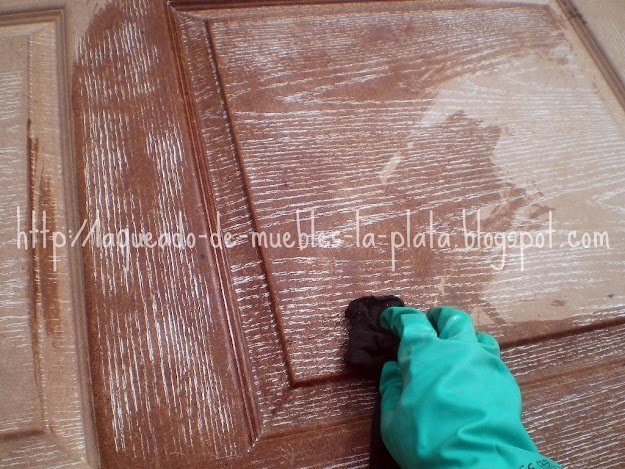 como limpiar restos de removedor de un mueble