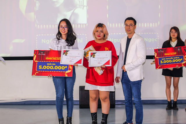 Từ trái sang phải: Sv NGÔ THANH THI & Sv NGUYỄN MINH NGỌC