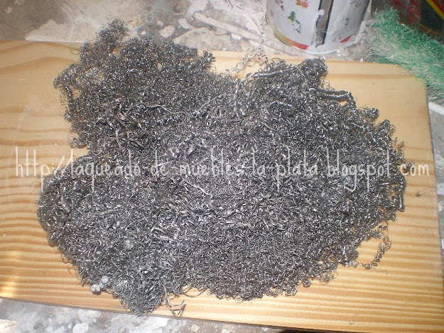 quitar pintura de un mueble con viruta de acero