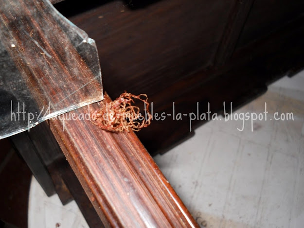 lavar un mueble de estilo raspando con vidrio