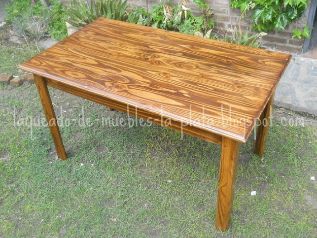 mesa de pino teñida color roble oscuro con terminación transparente satinado