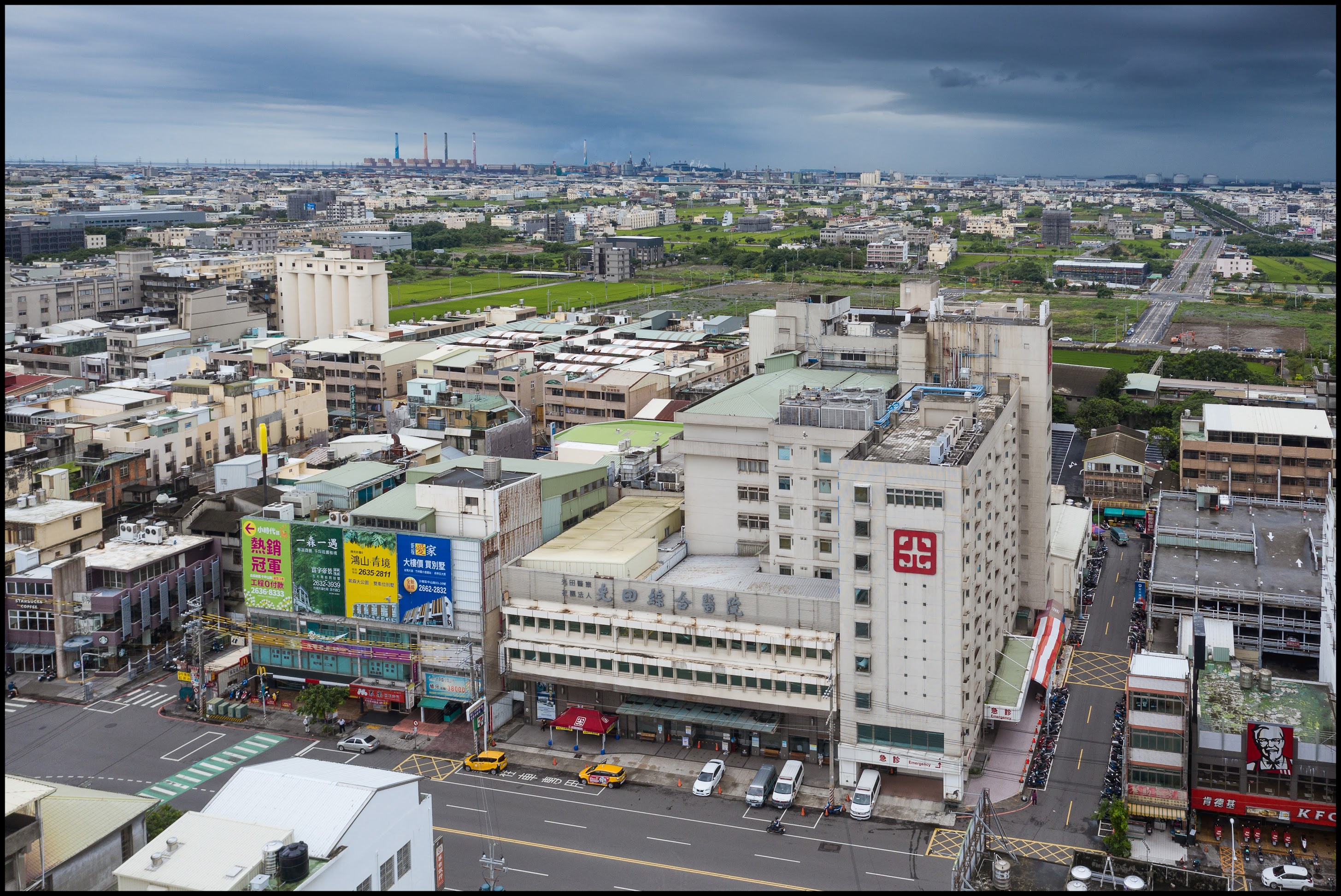 沙鹿光田醫院，右紅白帳篷為急診室外快篩站