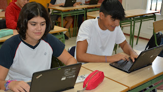 Alumnos programando con OpensCAD