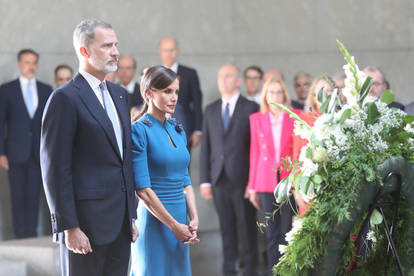 The welcome ceremony began with a performance by a military band. Then King Felipe and President Steinmeier reviewed the troops. Next both countries’ national anthems were performed. Felipe and Letizia did a small walkabout and met with schoolchildren gathered outside the President’s house.