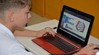 Alumno creando adornos en 3D