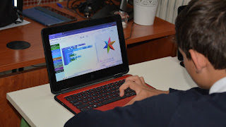 Alumno programando con BlocksCAD