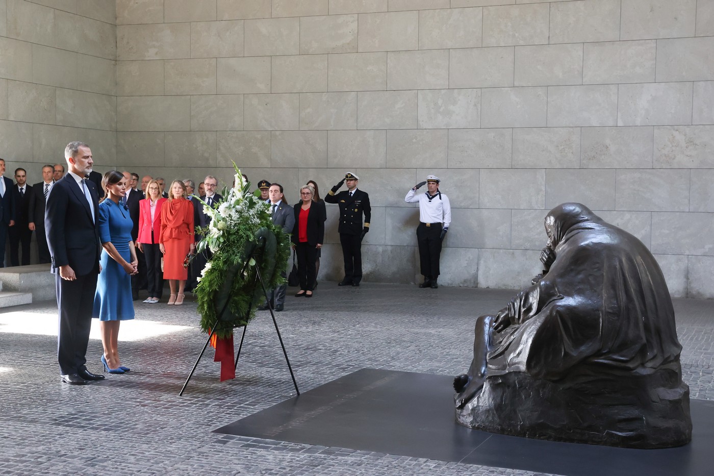 The welcome ceremony began with a performance by a military band. Then King Felipe and President Steinmeier reviewed the troops. Next both countries’ national anthems were performed. Felipe and Letizia did a small walkabout and met with schoolchildren gathered outside the President’s house.