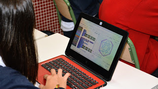 Alumna programando diseños 3D de adornos 100Hex