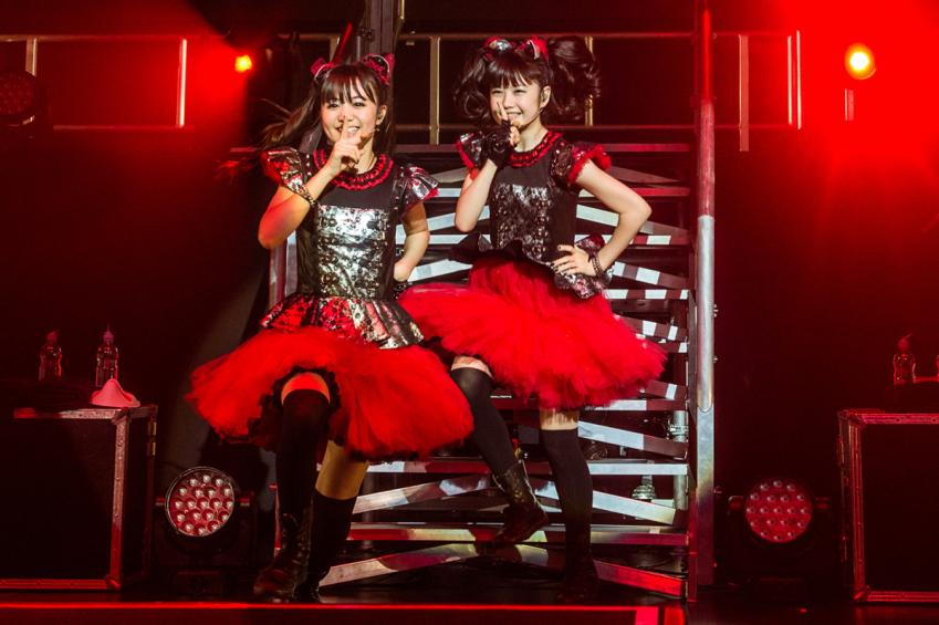 YUIMETAL and MOAMETAL performing Song 4