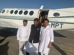 बेंगलुरू एयरपोर्ट से सरकारी हवाई जहाज से भोपाल रवाना होने से पहले दोनों मंत्रियों के साथ फोट खिंचवाते बिसाहूलाल। के लिए इमेज नतीजे
