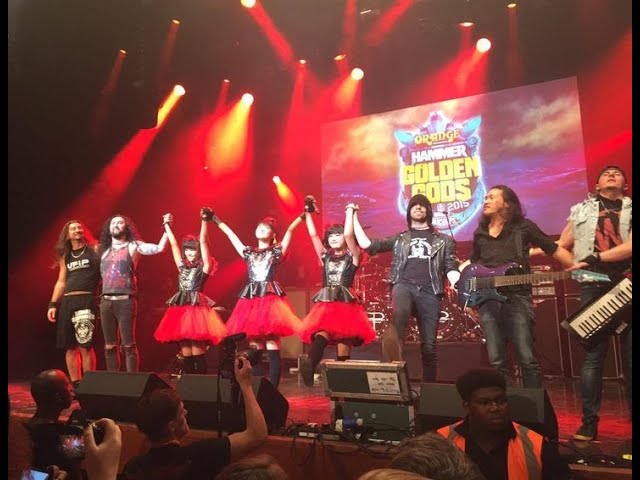 BABYMETAL on stage with Dragonforce