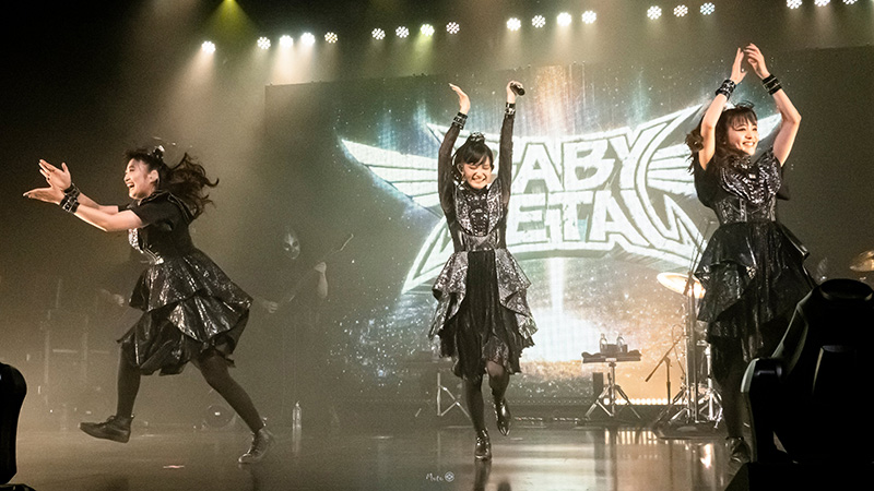 BABYMETAL performing Gimme Choco!!