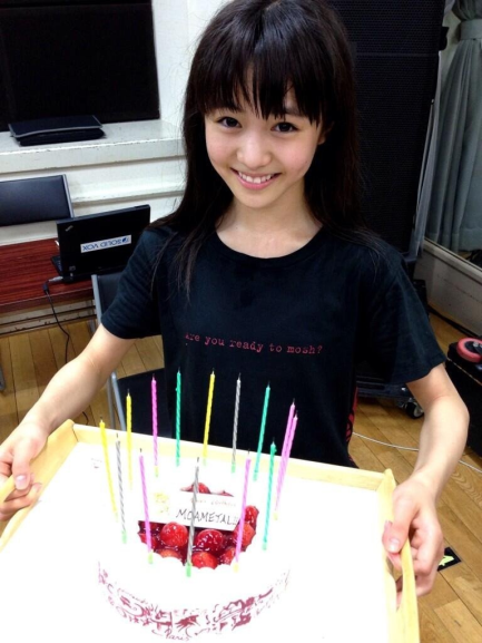 Kikuchi Moa celebrating her birthday with a cake