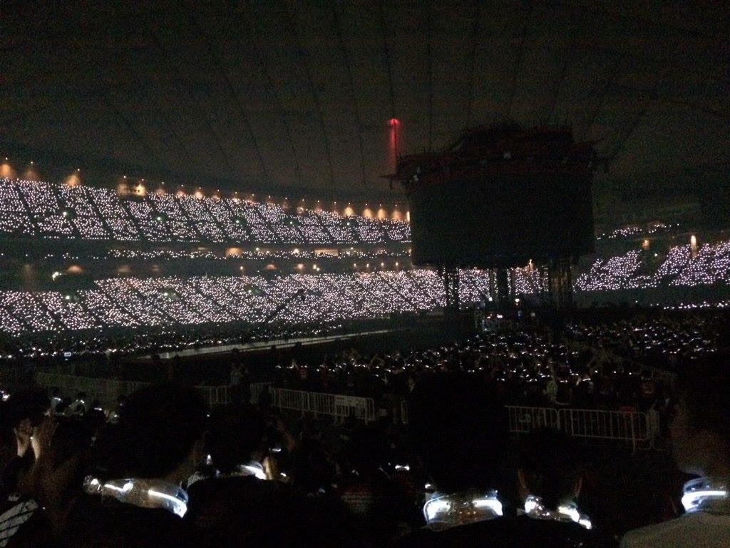 Corsets / neck braces lighting up at Tokyo Dome